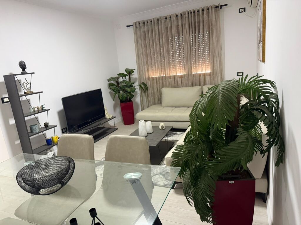 Jepet me qira 2+1+1 Rruga e Elbasanit 600€