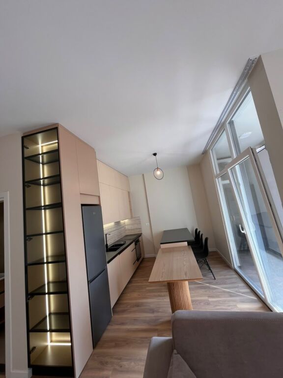 ME QERA:2+1+2wc📍Bulevardi i Ri (Quartum Residence - Perballe SPAK) - 90,000 Leke/Muaj || Pallat V.2026 - Or: JUG🌞 - SP.120m² | E Investuar ne detaje