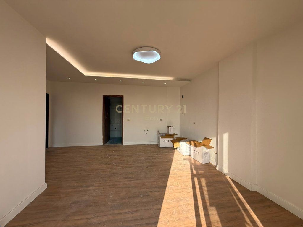 Shitet Apartament 1+1 me Pamje Deti – Shkëmbi i Kavajës - Çmimi: 73,000 €