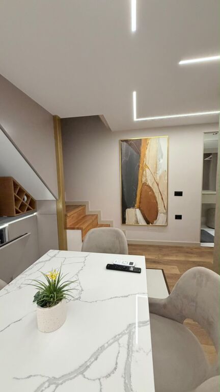 Apartament 2+1+2 per qira te Liqeni i Thate !