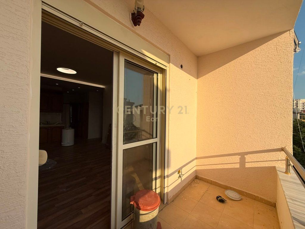 Shitet Apartament 1+1 me Pamje Deti – Shkëmbi i Kavajës - 85,000 €
