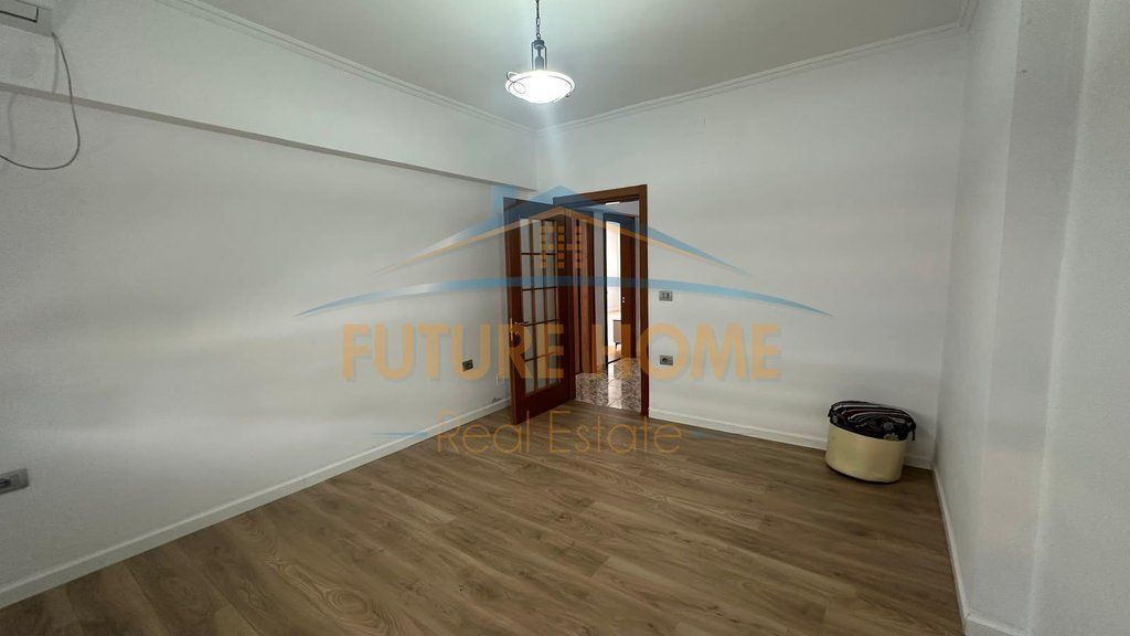 Shitet, Apartament 2+1, Sheshi Wilson, Tiranë