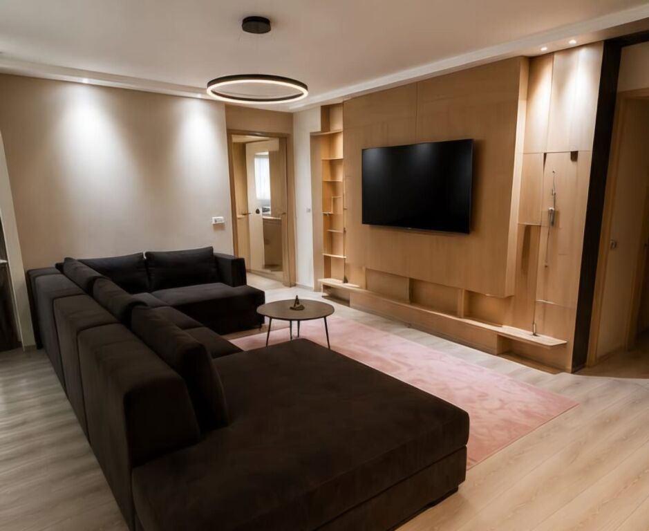 Jepet apartament 3+1+2+2 Poste Parkimi me qira tek Kompleksi Nobis , Liqeni Artificial , Rruga e Kosovareve .