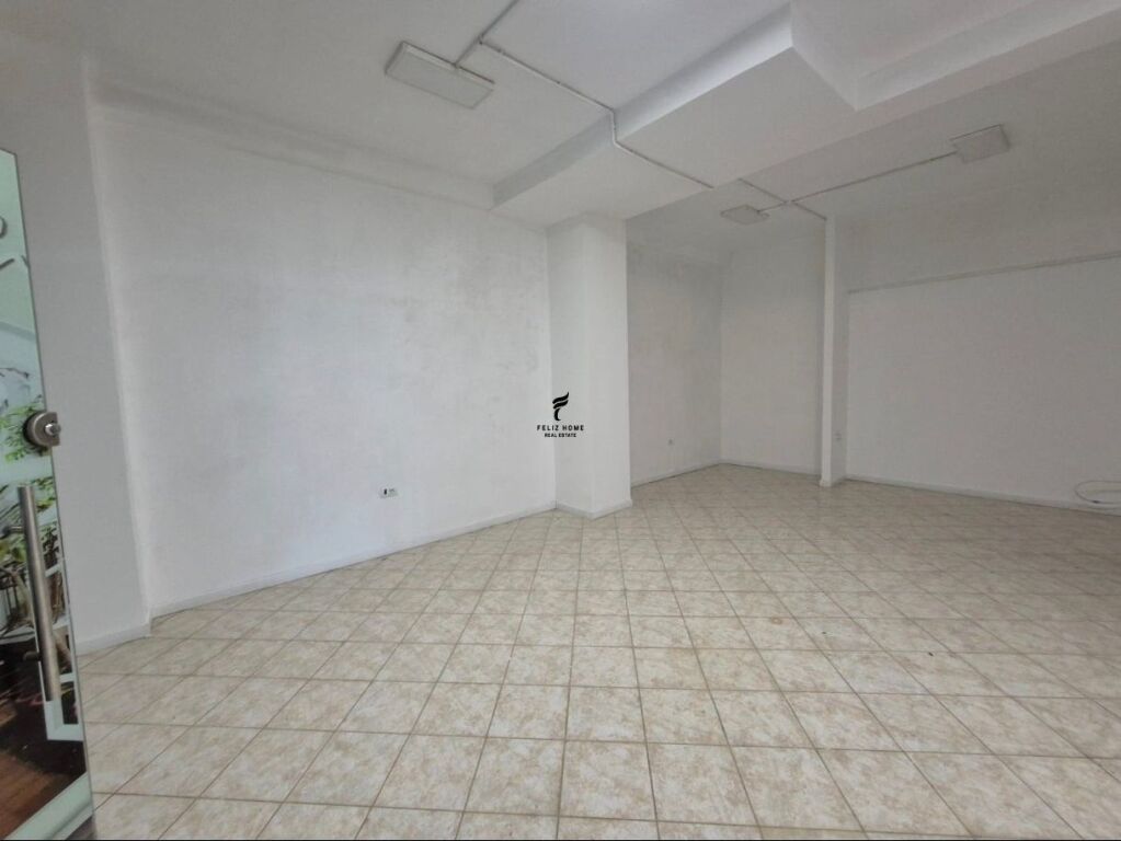 VENDESI COMMERCIALE IN VENDITA 55 M2 YZBERISHT 105.000 EURO FH-92559