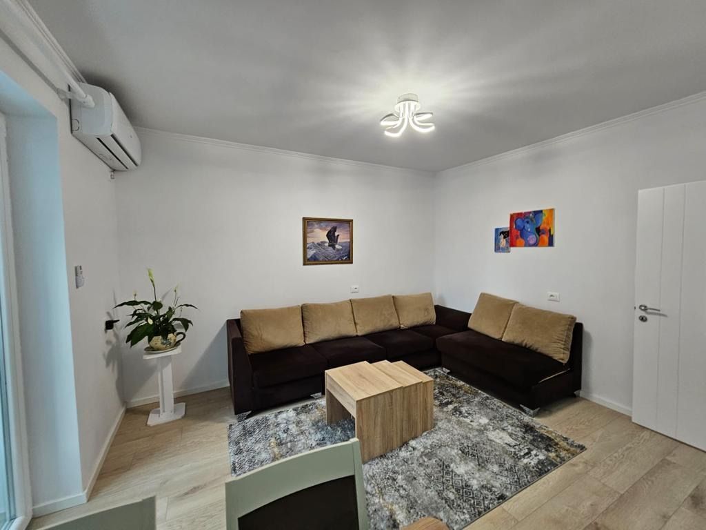 Jepet apartamenent  me qira 1+1 e mobiluar tek rruga Kavajës pra kishes  cmimi 60.000 leke
