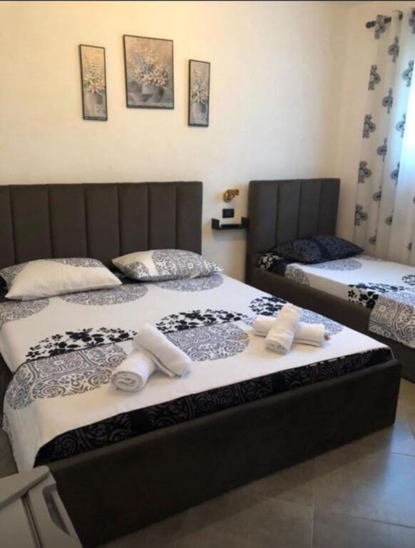 🏡🌊 JEPET KATI I PARE I NJE VILE 3+1 ME QIRA NË PLAZH TEUTA – DURRËS!