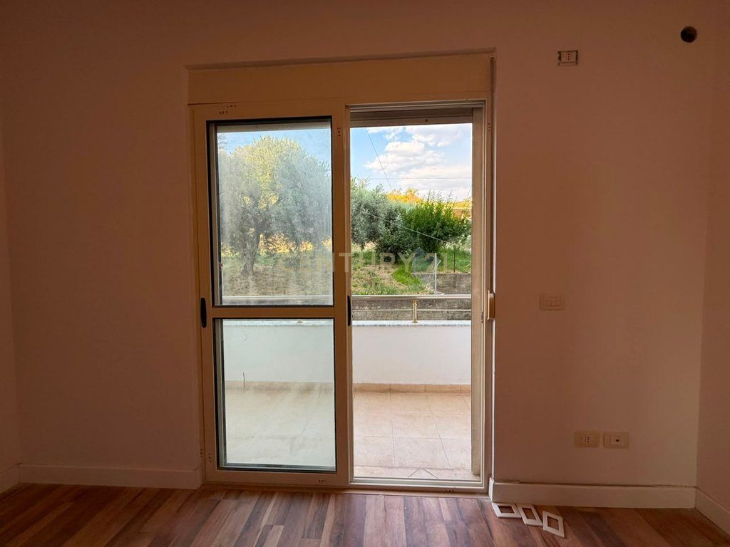 Shitet Apartament 1+1 me Pamje Deti – Shkëmbi i Kavajës - 85,000 €