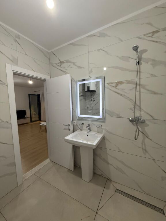 Jepet me qera apartamenti te Bulevardi i Ri 1+1