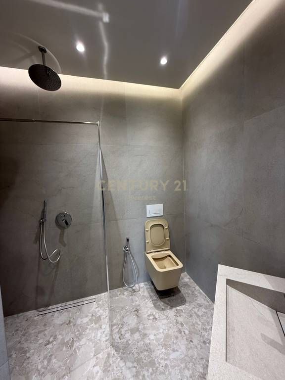 Apartament Modern 2+1+2 me Qera, tek Kopshti Botanik