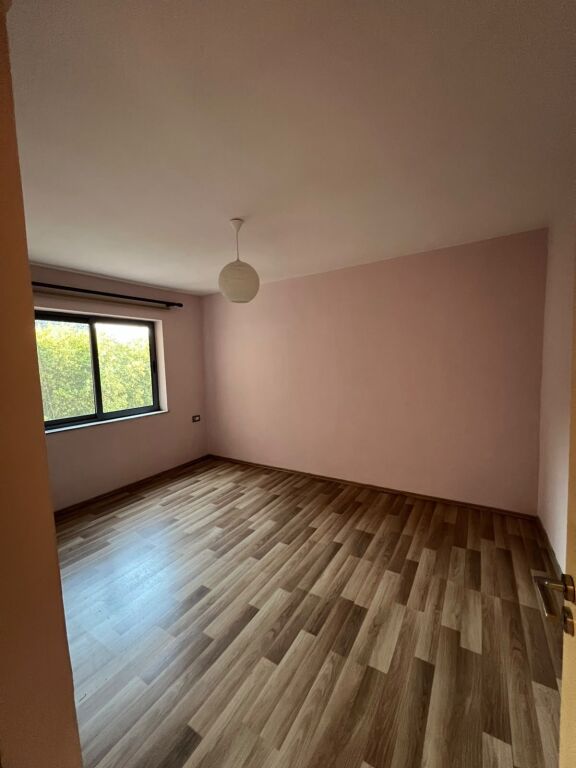 Shitet apartament 1+1 tek Gjimnazi Besnik Sykja , Vasil Shanto , Pallati me Shigjeta .