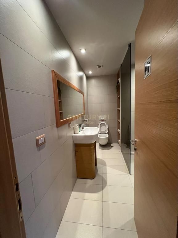 AMBIENT BIZNESI ME QIRA –RRUGA FERIT XHAJKO 1,500 € /Muaj 140,000 Lekë /Muaj