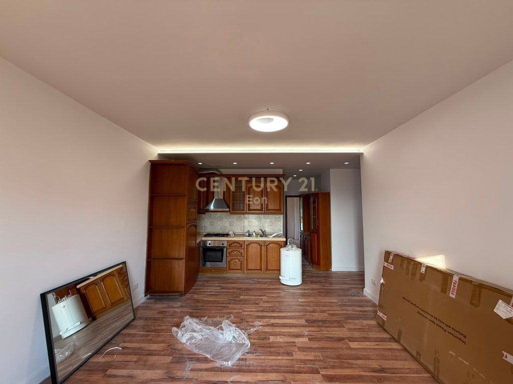 Shitet Apartament 1+1 me Pamje Deti – Shkëmbi i Kavajës - 85,000 €