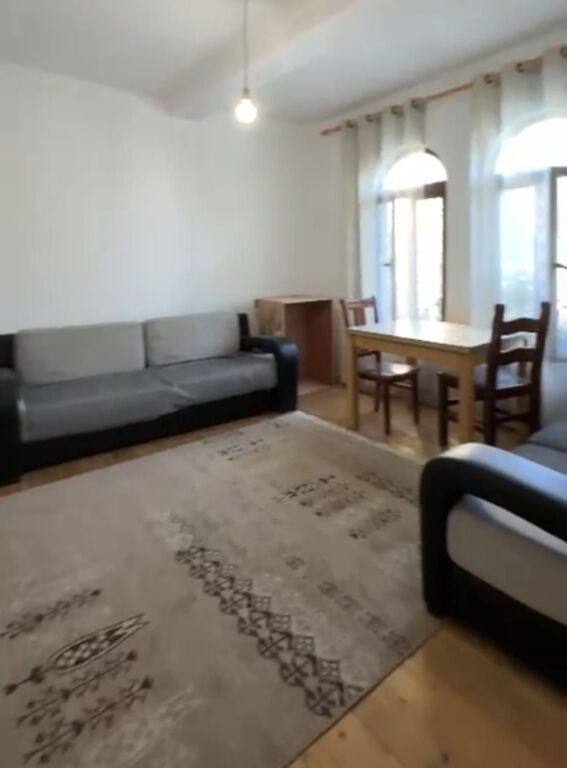 Jepet apartament 1+1 me qira prane Kompleksit Mateo , Liqeni i thate , Kopshti Botanik Zoologjik .
