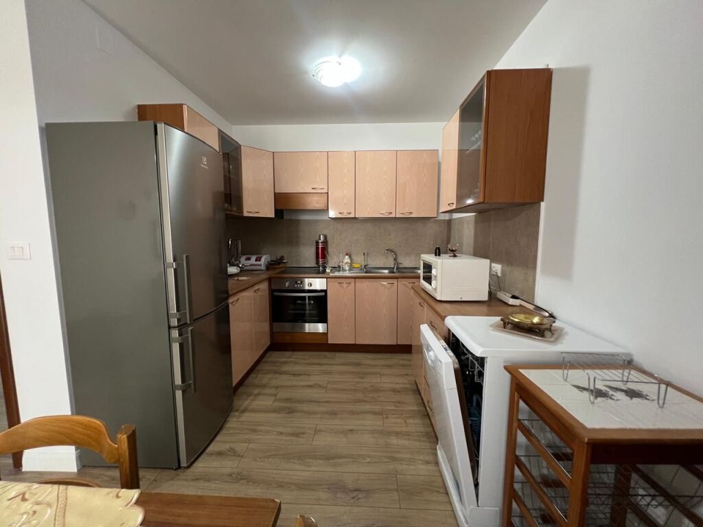 Jepet apartament 2+1+2+Post Parkimi me qira tek Komuna e Parisit , prane Kompleksit Kika .