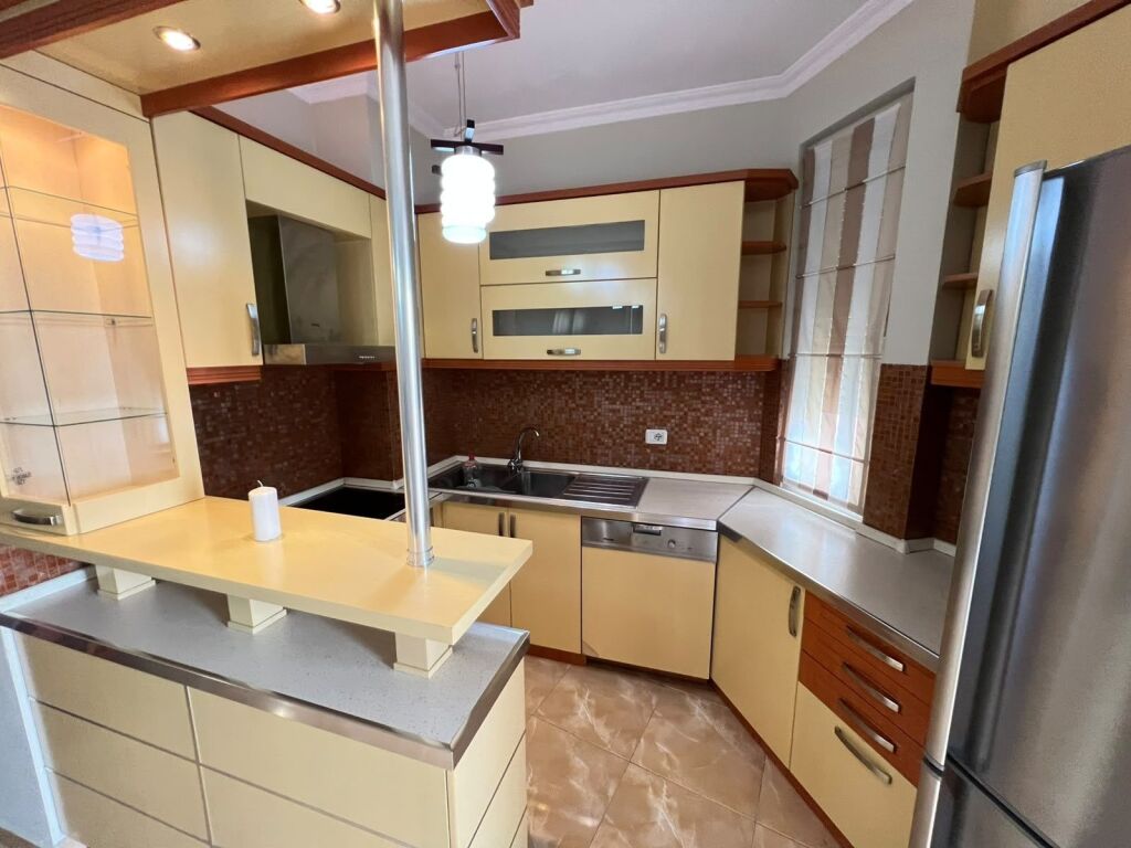 Apartament Me Qera 2+1 Tek Tregu Elektrik (ID B2202101) Tirane
