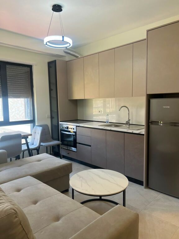 🏢Via Dibra, vicino a Villa Gold, affittasi appartamento 1+1+garage, arredato 75.000 Leke