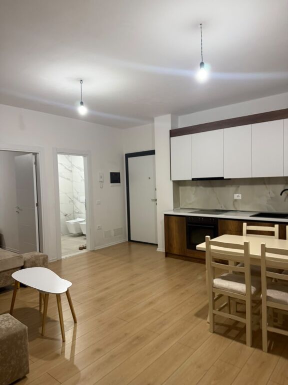 Jepet me qera apartamenti te Bulevardi i Ri 1+1