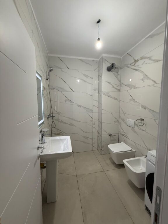 Jepet me qera apartamenti te Bulevardi i Ri 1+1