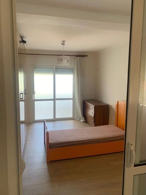 Jepet apartament 2+1 me qira tek Rruga Fortuzi , Rruga Mine Peza , Bulevardi Zogu i pare .