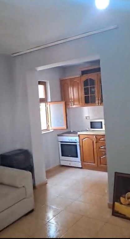 Apartament 3+1 i mobiluar, me qera ne rrugen mihal grameno