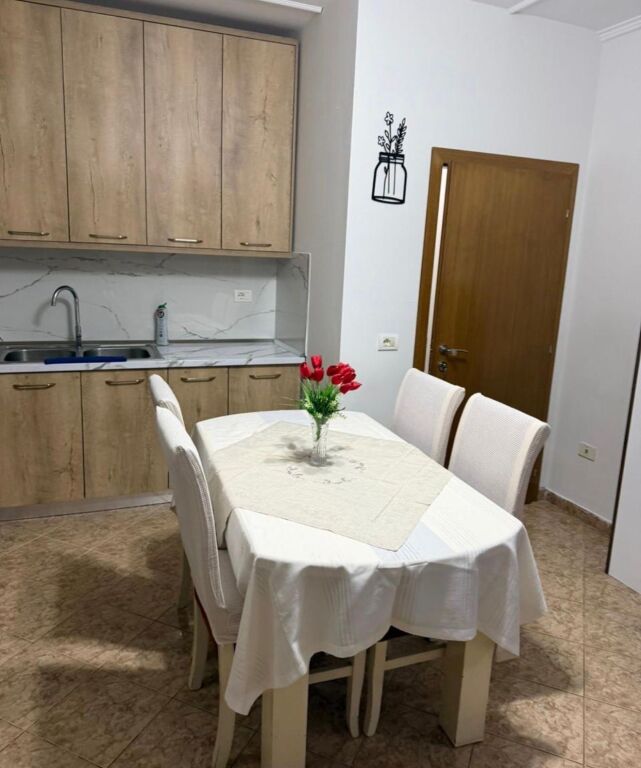 Appartamento 3+1 in affitto in Rruga e Dibrës vicino alla Facoltà di Medicina!
