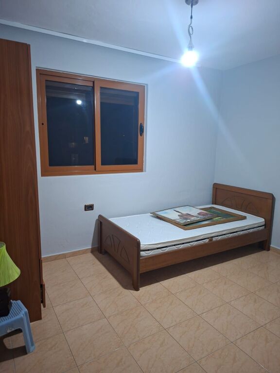 Apartament 3+1 i mobiluar, me qera ne rrugen mihal grameno