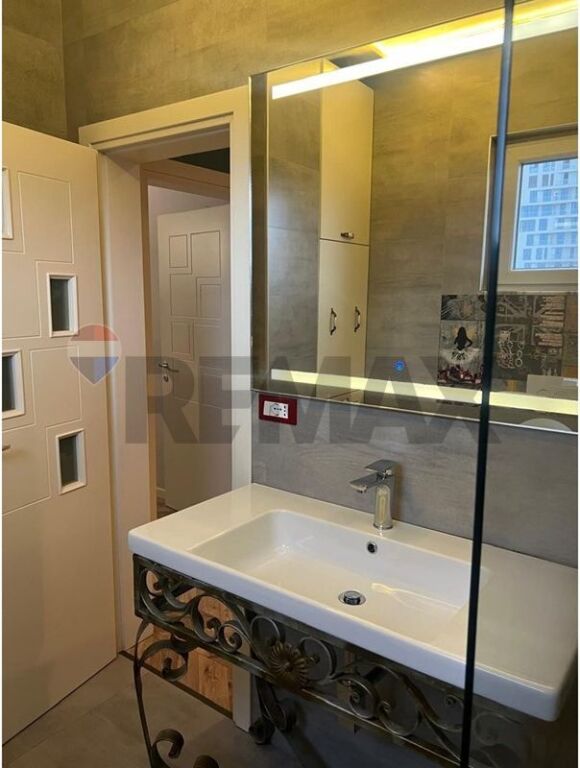 Shitet apartament 2+1+2 tek Zogu i Zi