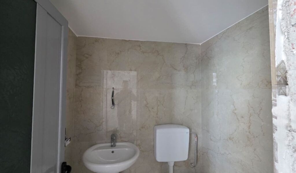 SHOP FOR RENT NEAR THE RED CROSS – VLORË 📍