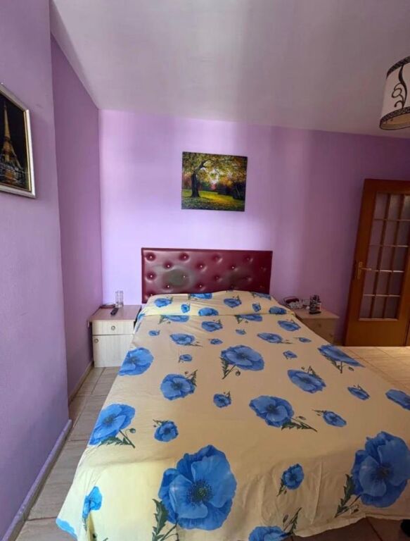 Jepet me qira apartament 1+1 te Rruga e Kavajës!