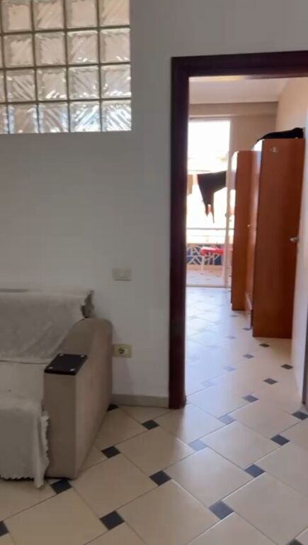 Jepet me qera 1+1 ne astir pallat I mobiluar 40000 lek