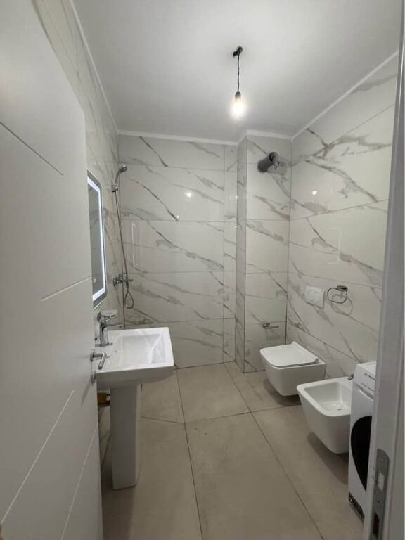 JEPET ME QIRA APARTAMENT 1+1 - BULEVARDI I RI, ISH STACIONI I TRENIT, TIRANE
