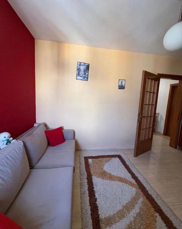 Jepet me qira apartament 1+1 te Rruga e Kavajës!