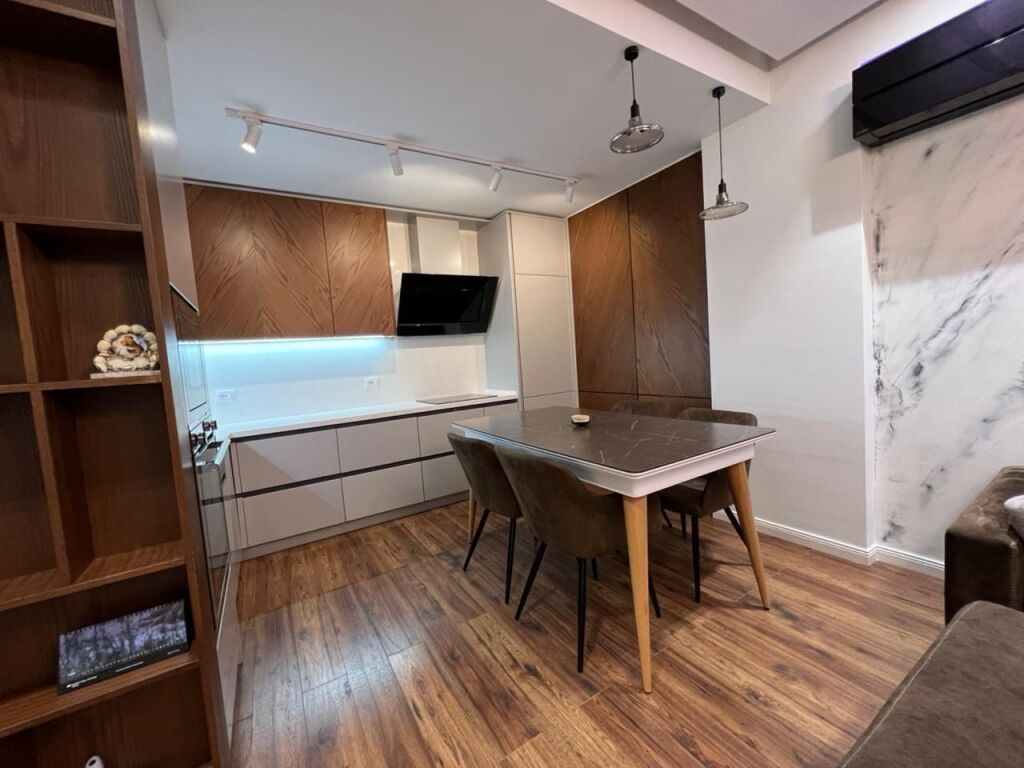 Apartament 1+1 me qira plus 2 tualete te rruga Besim Alla