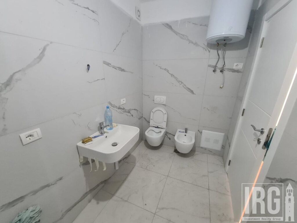 Shitet apartament 2+1 tek Shkolla e Kuqe , Pazari i Ri , Rruga e Dibres .