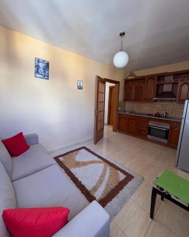 Jepet me qira apartament 1+1 te Rruga e Kavajës!