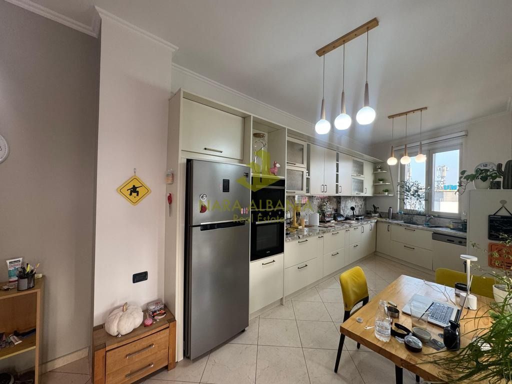 Jepet apartament 2+1+2 me qira tek Ambasada Amerikane , Rruga e Elbasanit .
