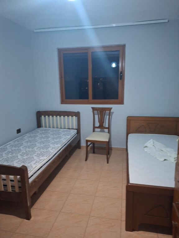 Apartament 3+1 i mobiluar, me qera ne rrugen mihal grameno