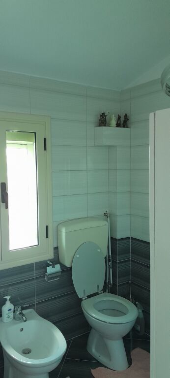 🇦🇱🏡 SHITET KATI I DYTË I NJË SHTËPIE DY KATËSHE – VLORË!