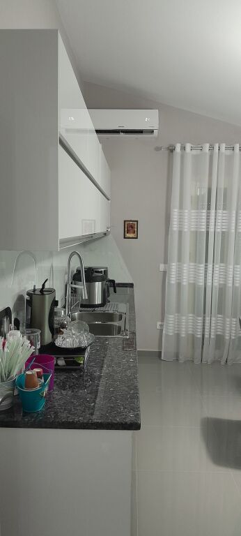 🇦🇱🏡 SHITET KATI I DYTË I NJË SHTËPIE DY KATËSHE – VLORË!