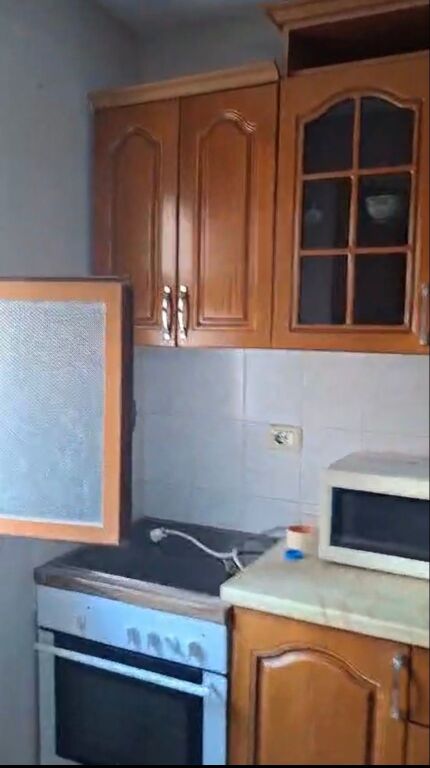Apartament 3+1 i mobiluar, me qera ne rrugen mihal grameno