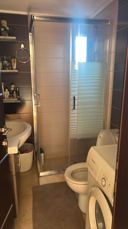 JEPET ME QIRA – KATI I TRETË I NJË VILE | 2+1 + PARKIM | KODRA E PRIFTIT, TIRANË