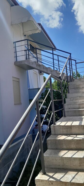 🇦🇱🏡 SHITET KATI I DYTË I NJË SHTËPIE DY KATËSHE – VLORË!