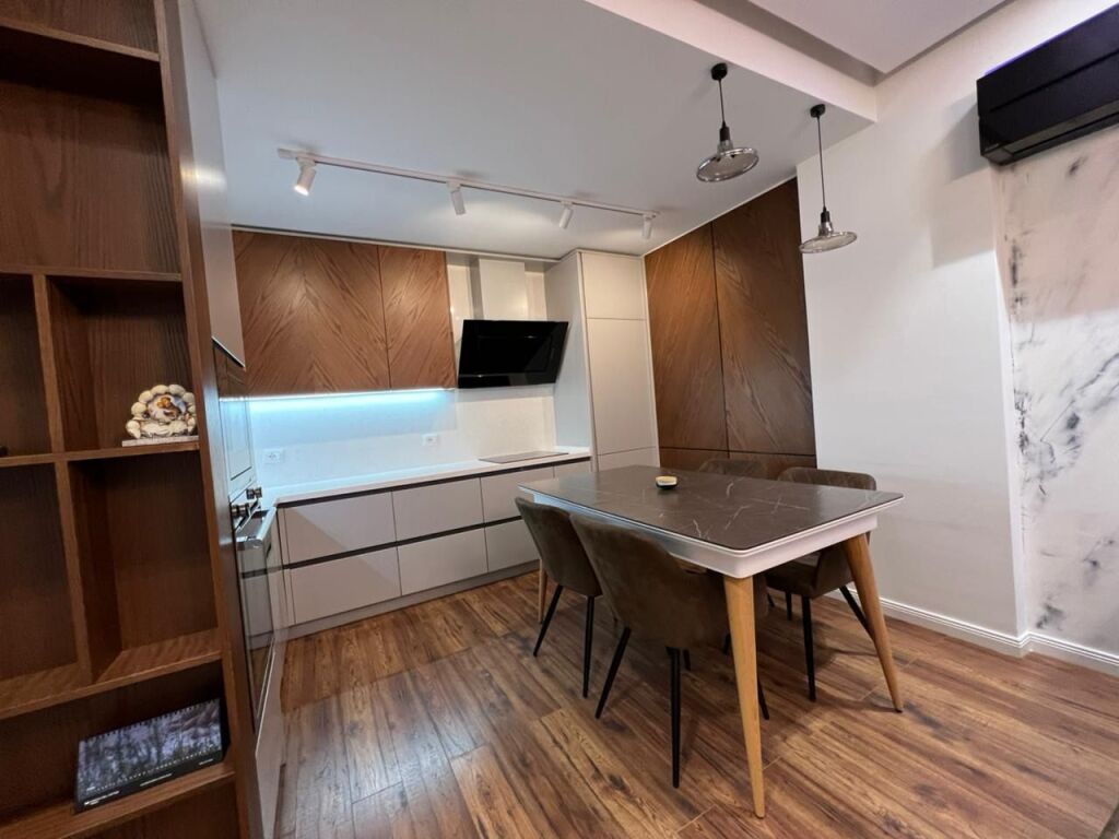 Apartament 1+1 me qira plus 2 tualete te rruga Besim Alla