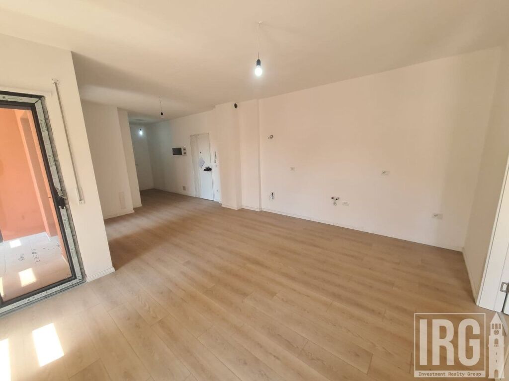 Shitet apartament 2+1 tek Shkolla e Kuqe , Pazari i Ri , Rruga e Dibres .