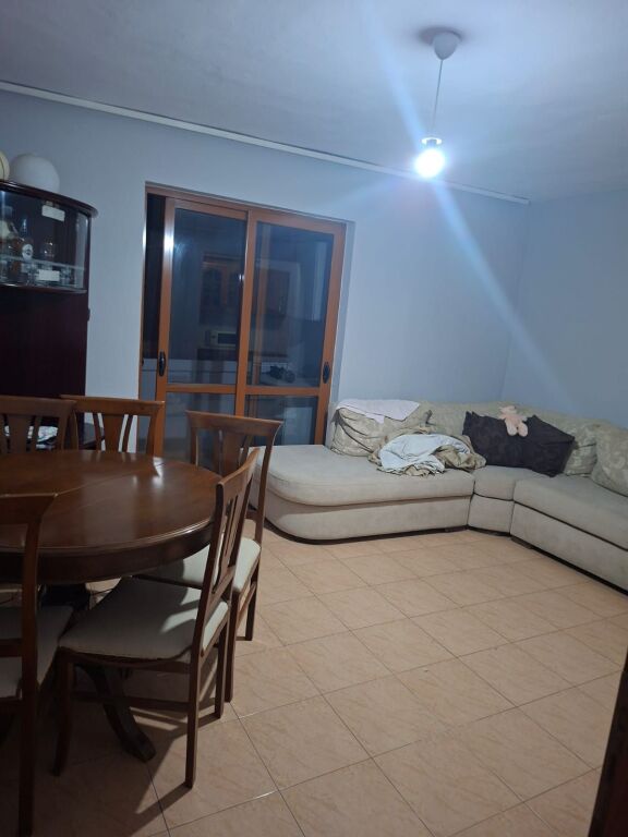 Apartament 3+1 i mobiluar, me qera ne rrugen mihal grameno