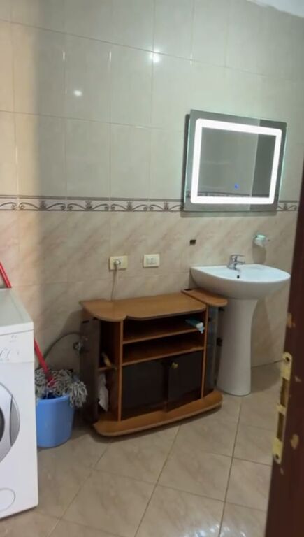 Jepet me qera 1+1 ne astir pallat I mobiluar 40000 lek