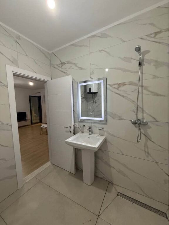 JEPET ME QIRA APARTAMENT 1+1 - BULEVARDI I RI, ISH STACIONI I TRENIT, TIRANE