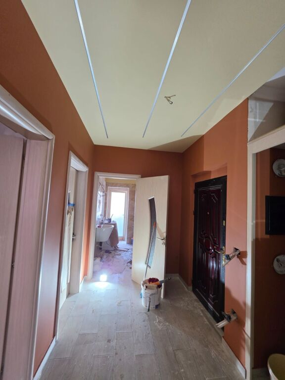 Jepet apartament 2+1 me qera ne Rrugen Hoxha Tahsin prane Pazarit te Ri, Tiranë.f