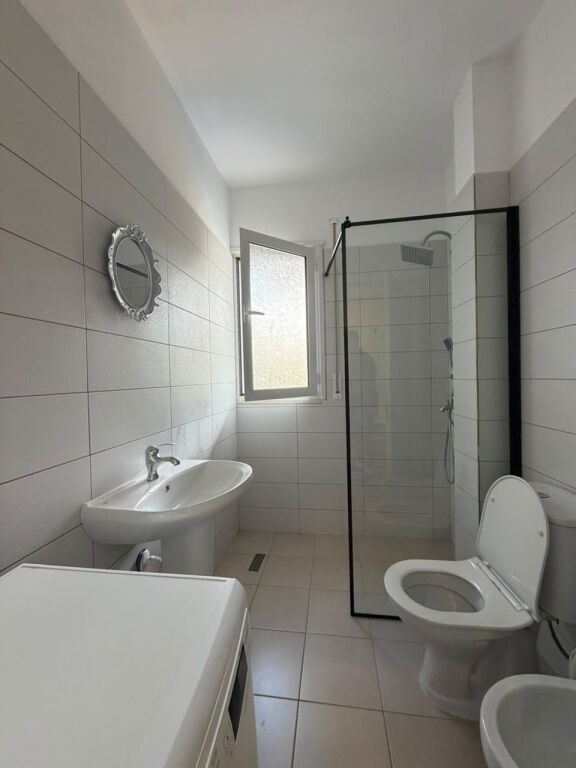 Shitet Garsoniere me pamje Deti e Mobiluar - Uji I Ftohte, Pranë Tiku&amp;Mato, Vlorë