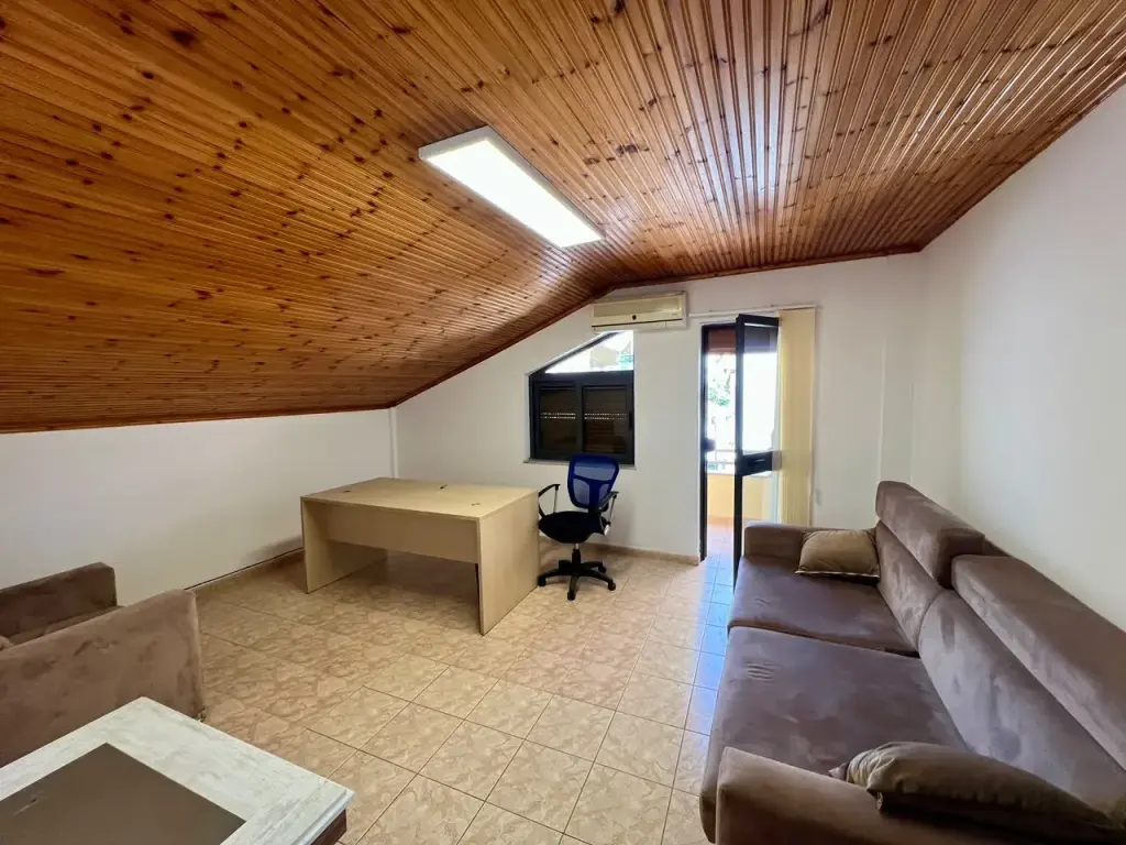 Qira, Papafingo 3+1+Verandë , ”Pazari i Ri”, Tiranë.